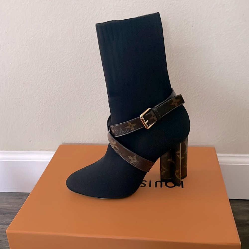AUTHENTIC!! 💯Louis Vuitton Monogram Bootie.